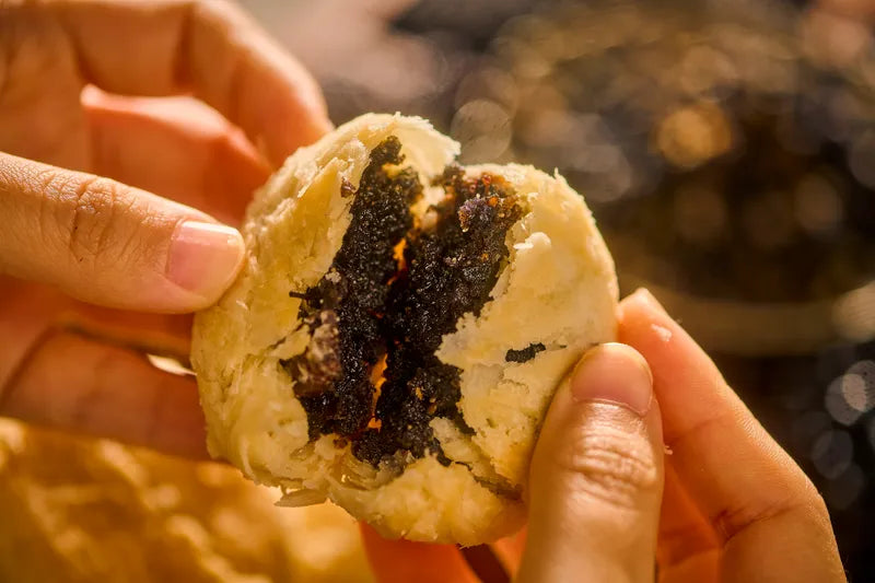 无糖五黑酥饼（月饼） NEWWA SDC Sugar-free Five-black Crisp Mooncake – product photo 2